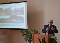 З науковою доповіддю виступає професор Василь Парпан, директор НДІ ,,Гірське лісівництво,, (м. Івано-Франківськ)